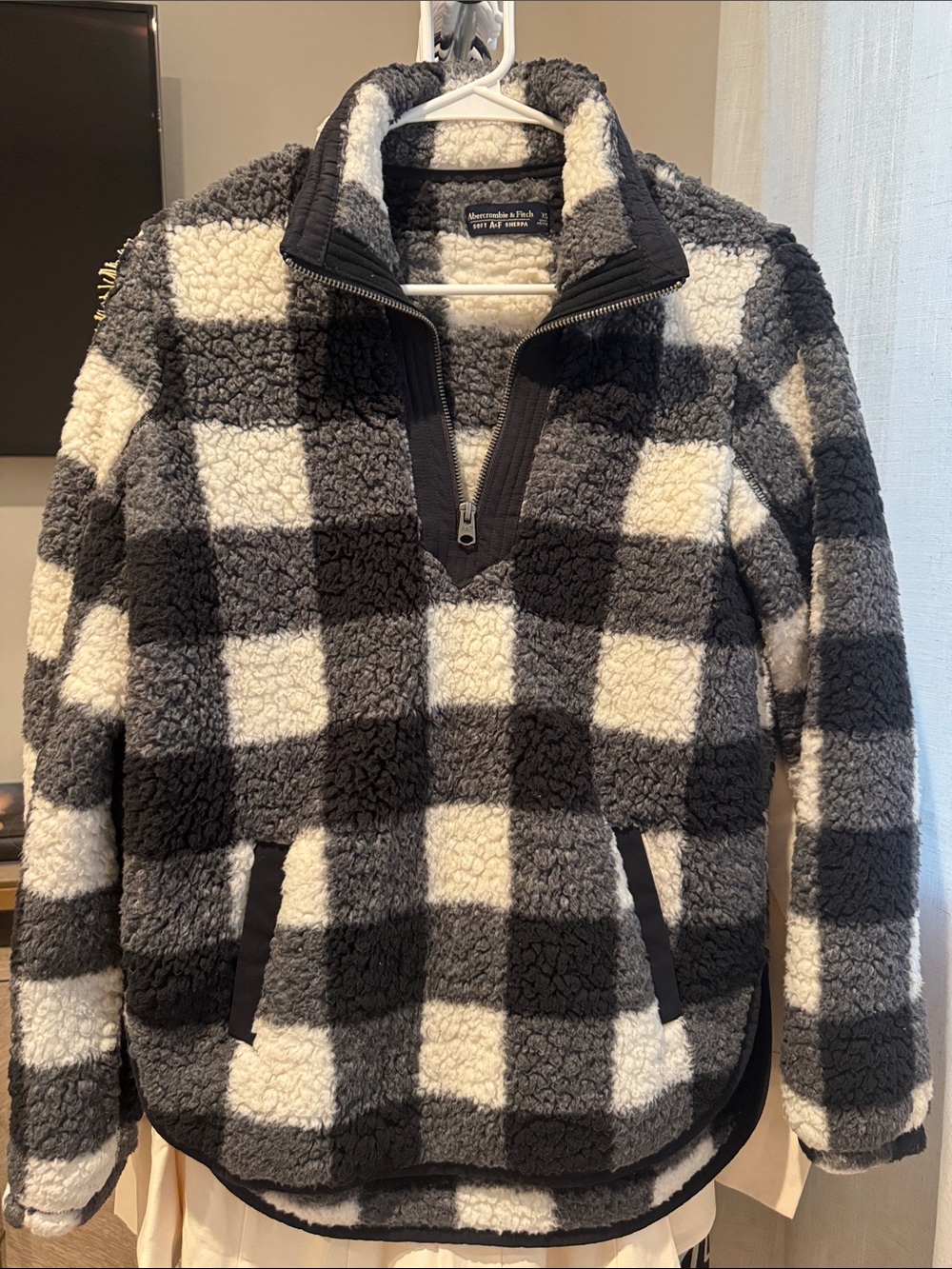 Abercrombie & Fitch Black & White Sherpa Pullover SO SOFT Size XS